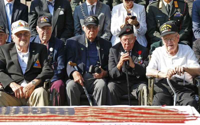  Airport in Paris Gives US Vets a Tear-Jerking Hero’s Welcome Ahead of 80th Anniversary of D-Day
