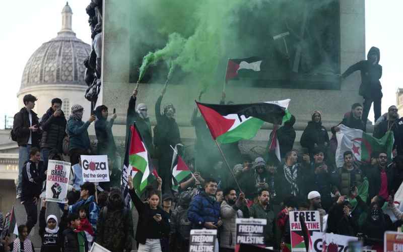  Chaos As Pro-Hamas Protesters Surround the White House, Demand ‘Jihad’ and Fight the Police