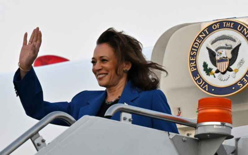  Harris Arrives in Chicago to Star at Democratic Convention