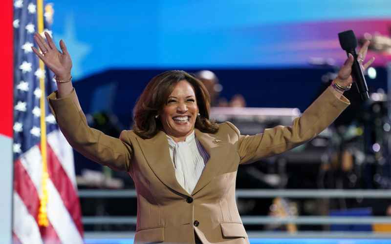  Harris Urges Dems to Fight in Surprise DNC Appearance