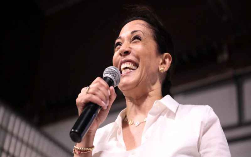  See It Harris Savaged Over Bizarre Entrance Onto Air Force Two