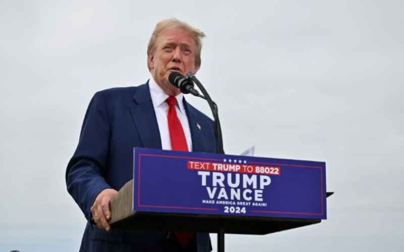  Harris, Trump Campaign in Battlegrounds as Migrant Row Intensifies