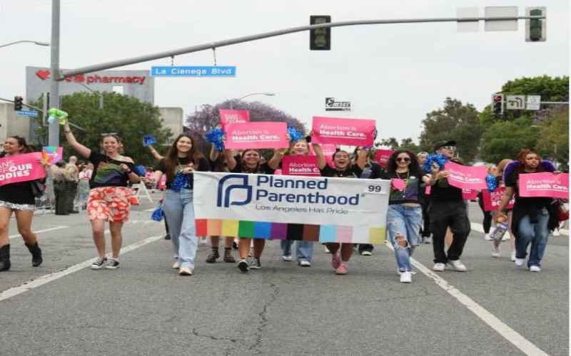  Trump Pauses Federal Funds for Planned Parenthood