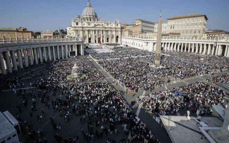  Celebrities, Royals, and World Leaders React to Death of Pope Francis