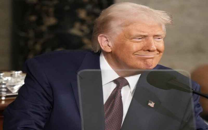  Trump Signs Order Aimed at Attracting Investments of 1B