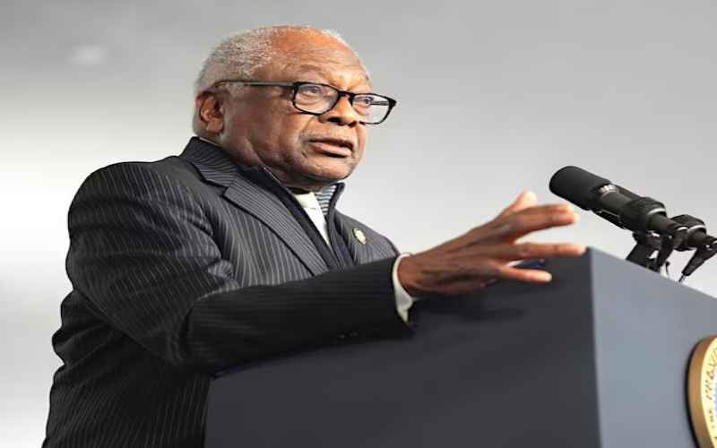  Rep. Clyburn Blames Media for Democrats’ Dropping Ratings